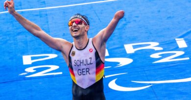 Triathlet Martin Schulz freut sich über Bronze.