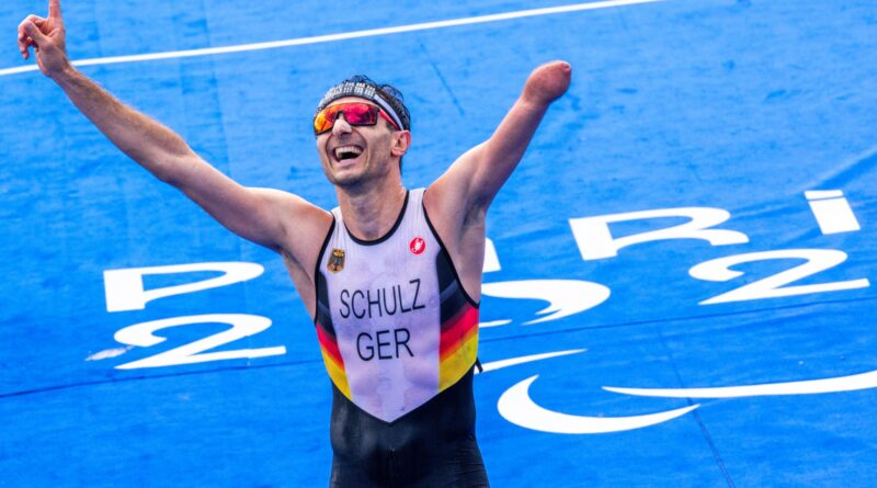 Triathlet Martin Schulz freut sich über Bronze.