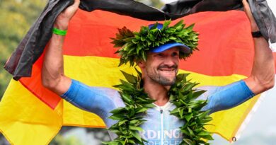 Stolzer Sieger: Patrick Lange gewinnt den Ironman auf Hawaii und jubelt.