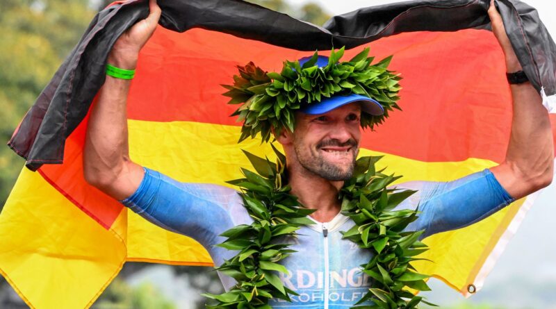 Stolzer Sieger: Patrick Lange gewinnt den Ironman auf Hawaii und jubelt.