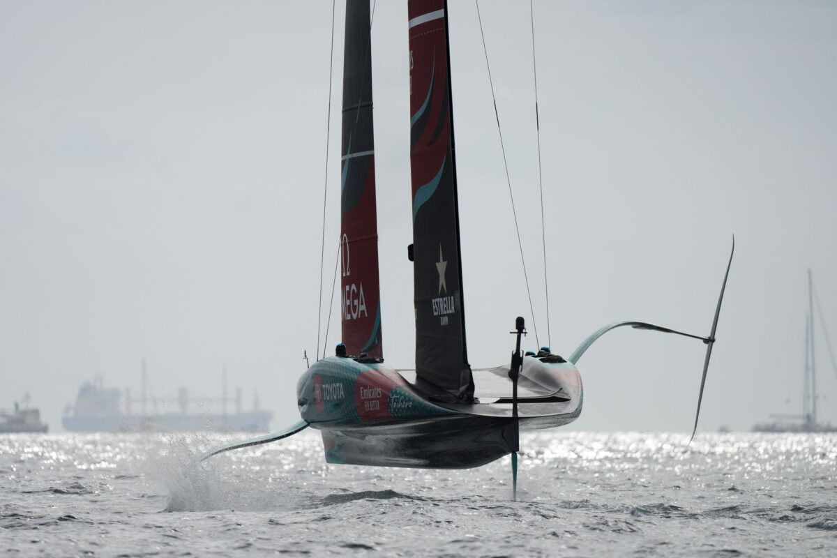 Titelverteidiger Neuseeland gewinnt die ersten beiden Rennen um den America's Cup.