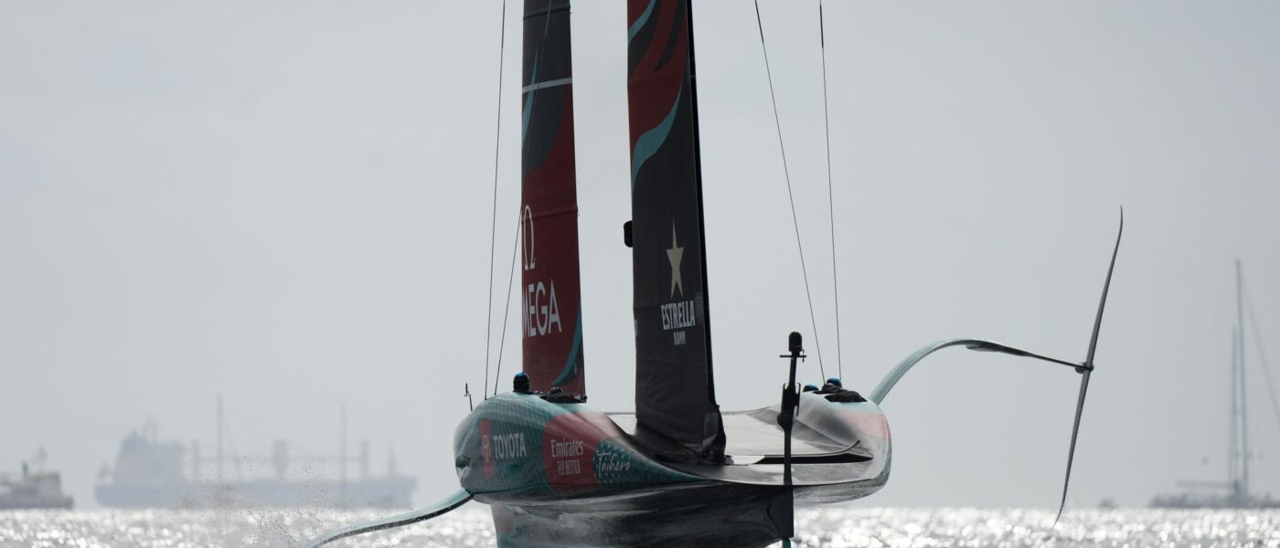 Titelverteidiger Neuseeland gewinnt die ersten beiden Rennen um den America's Cup.