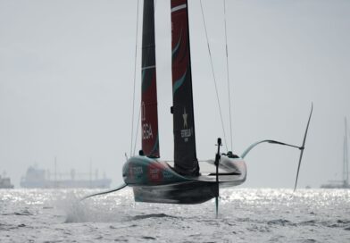 Titelverteidiger Neuseeland gewinnt die ersten beiden Rennen um den America's Cup.