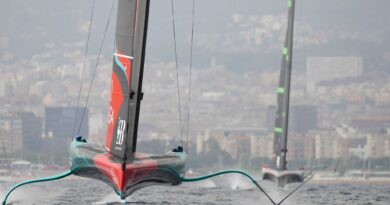 Neuseelands Team (l) steht dicht vor der erfolgreichen Verteidigung des America's Cup.