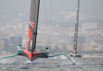 Neuseelands Team (l) steht dicht vor der erfolgreichen Verteidigung des America's Cup.