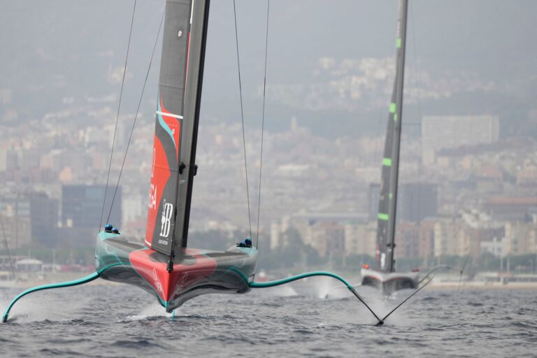 Neuseelands Team (l) steht dicht vor der erfolgreichen Verteidigung des America's Cup.