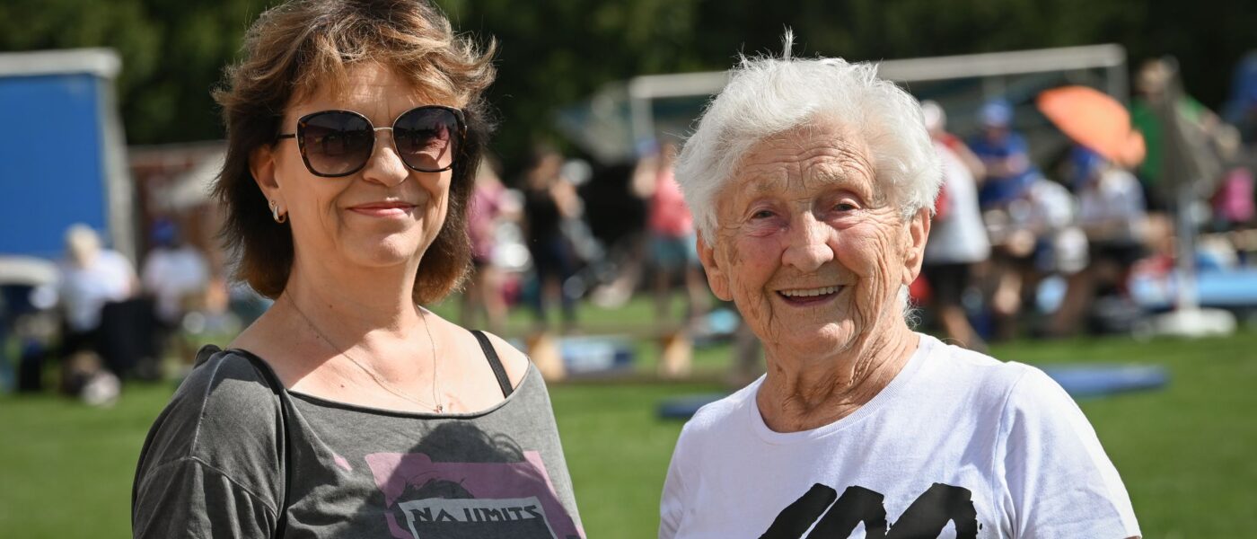 Maxi Gnauck (l) wird 60 und bewundert Simone Biles.