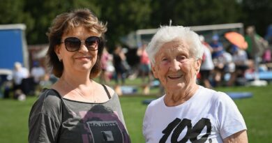 Maxi Gnauck (l) wird 60 und bewundert Simone Biles.