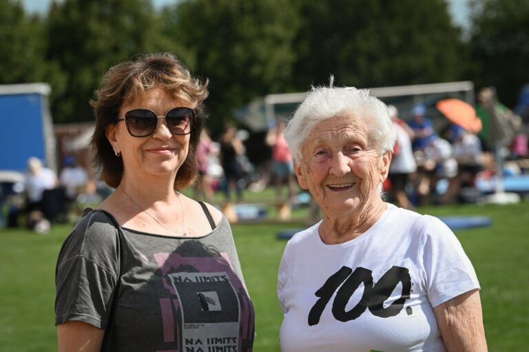 Maxi Gnauck (l) wird 60 und bewundert Simone Biles.