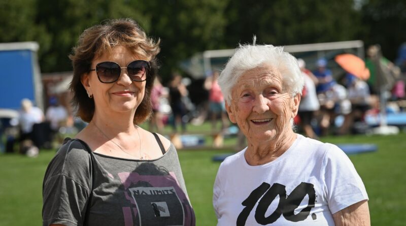 Maxi Gnauck (l) wird 60 und bewundert Simone Biles.