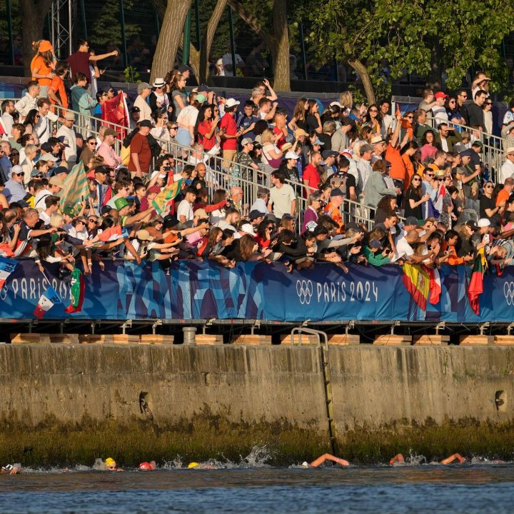 Wegen der Strömung schwammen die Sportlerinnen eng an der Mauer. Foto: Vadim Ghirda/AP/dpa