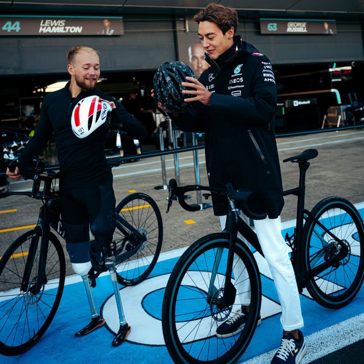 Triathlet Billy Monger (l.) und Formel-1-Pilot George Russel. Foto: Sebastian Kawka/Mercedes-Benz AG/dpa