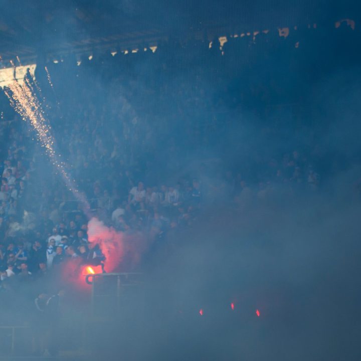 Fans von Hansa Rostock beim letzten Zweitliga-Spiel gegen den SC Paderborn im Mai. Foto: Gregor Fischer/dpa